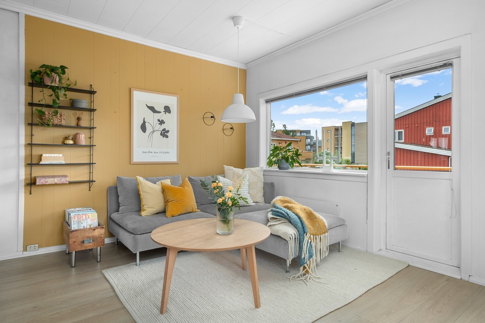 Leiligheten befinner seg i 2. etasje med direkte utgang til egen balkong fra stuen. Galleribilde