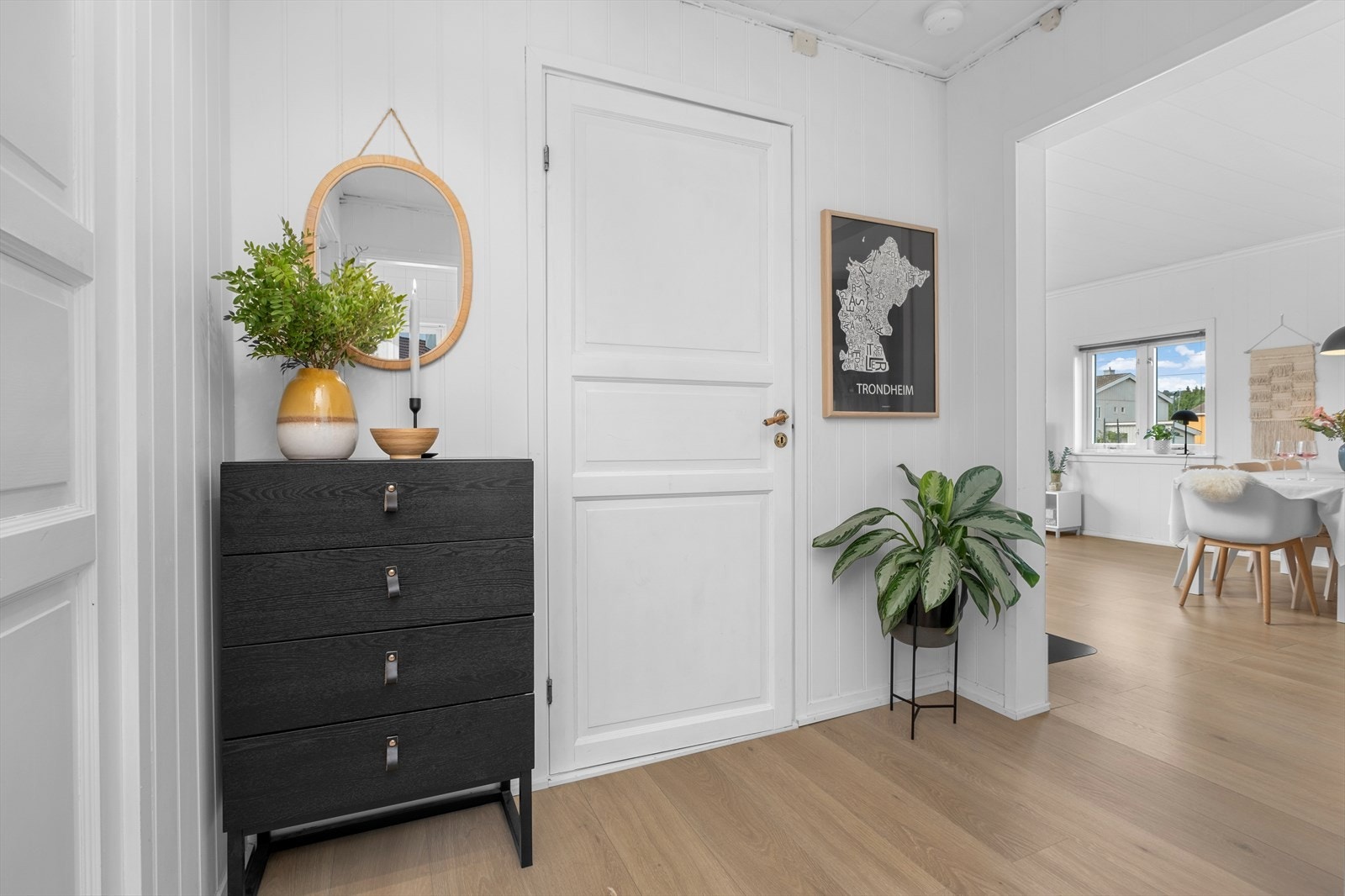 I tillegg disponerer leiligheten to boder i kjeller og en på loft. Galleribilde