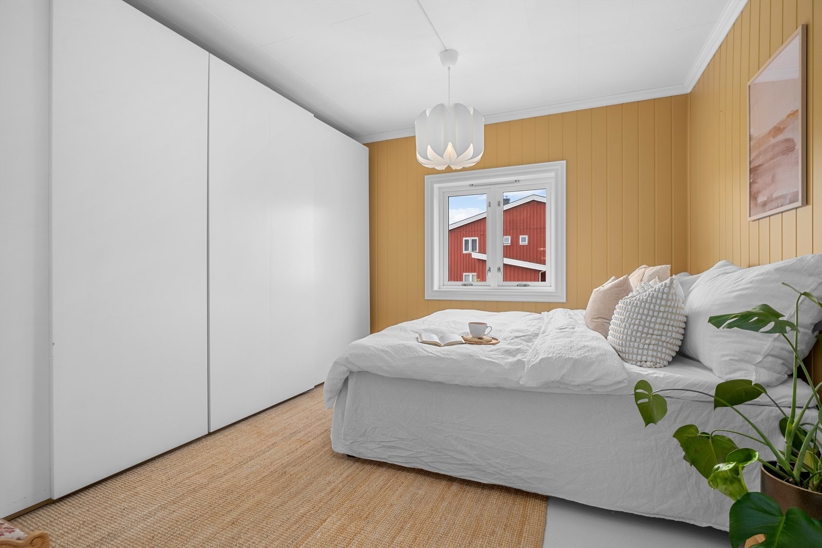 På hovedsoverommet er det stor skyvedørsgarderobe som medfølger i handelen. Galleribilde