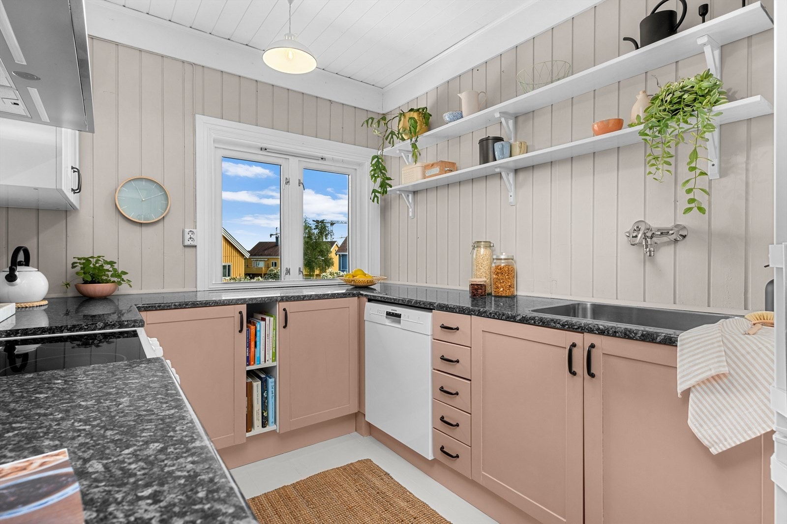 Rommets rause vindusflate gir rikelig med naturlig dagslys. Galleribilde