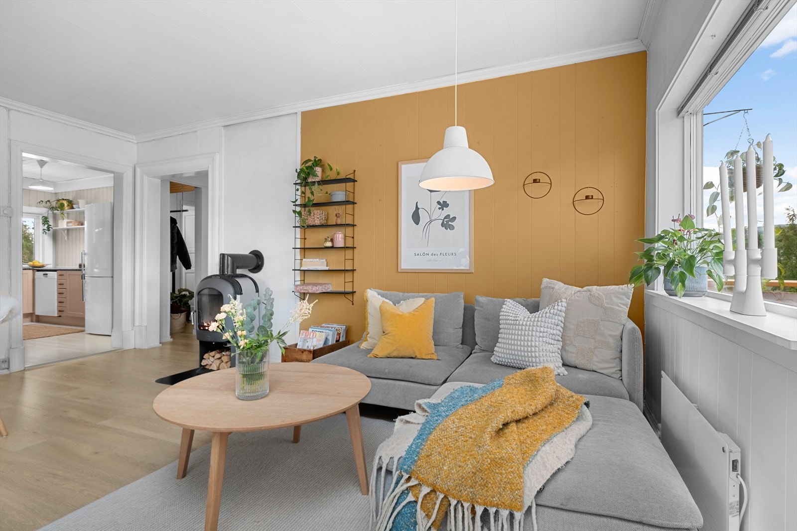 Boligen varmes opp gjennom panelovner og vedfyring. Galleribilde