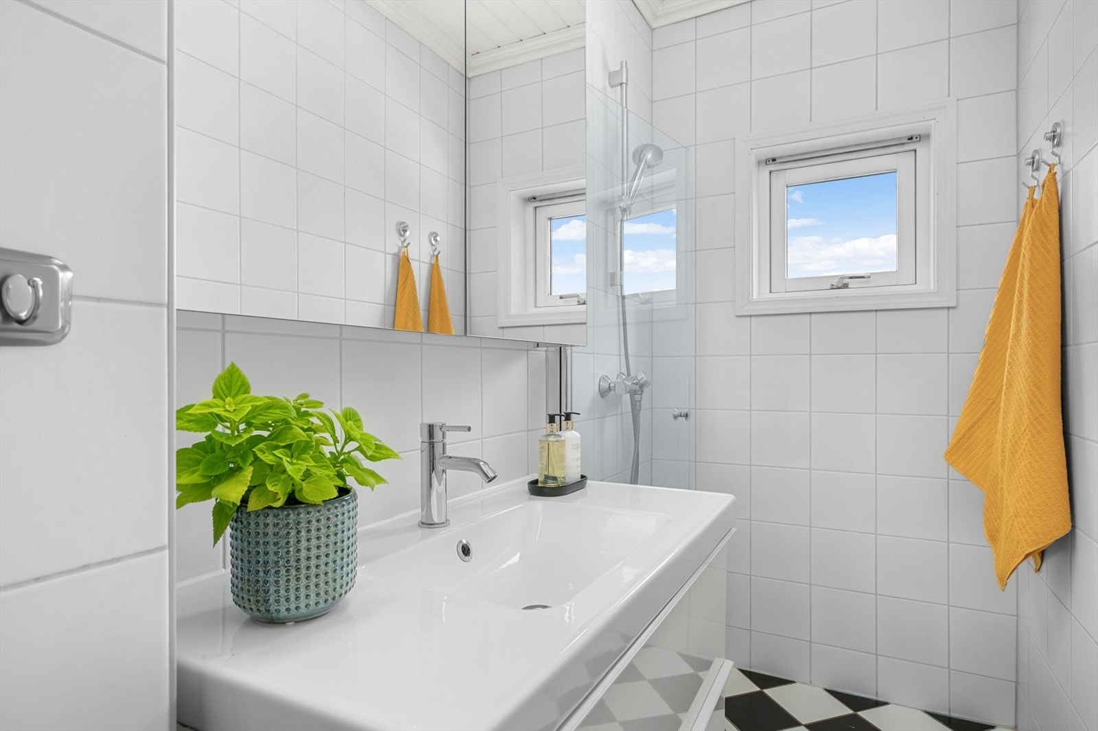 Badet er på 3 m². Det er også separat toalettrom i leiligheten. Galleribilde