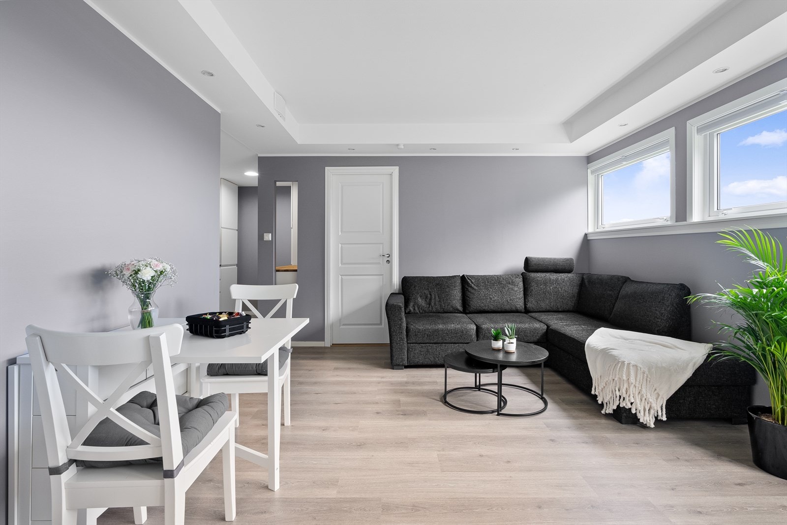 Stuen måler hele 18,2 m² og har gode møbleringsmuligheter. Galleribilde