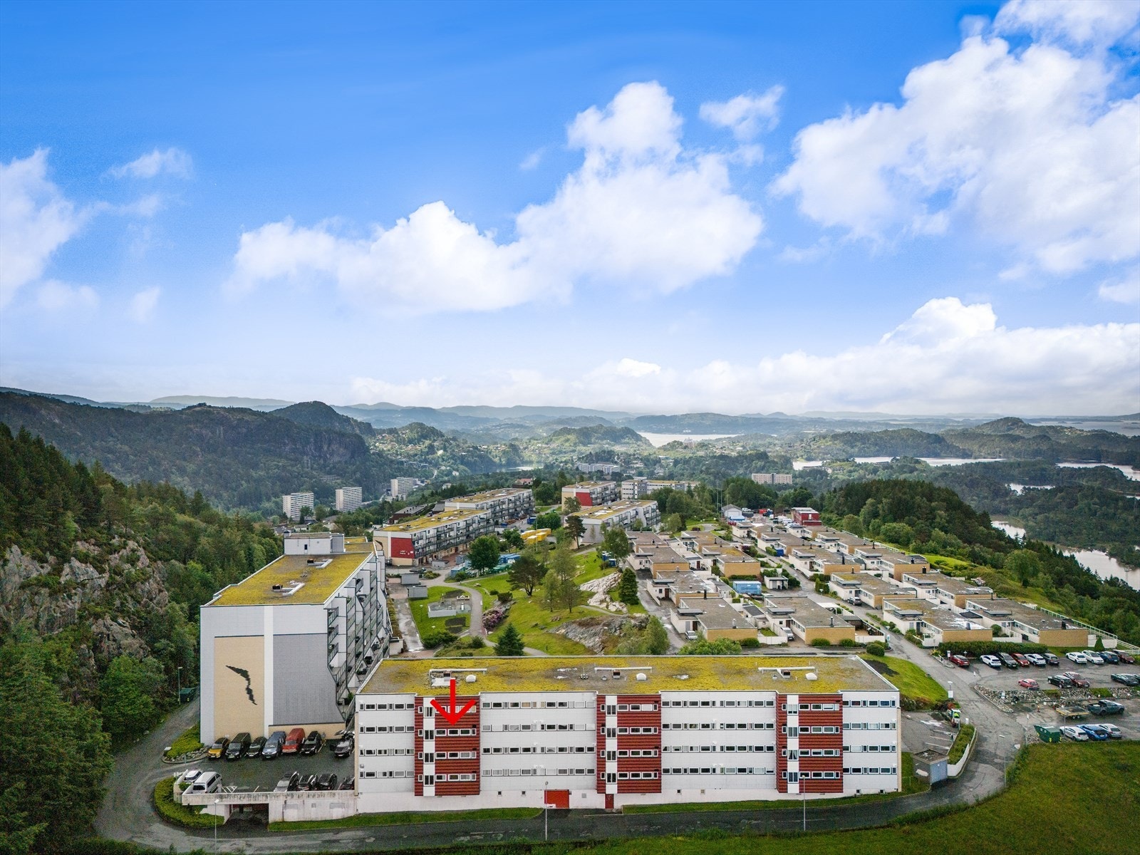 Brønndalen Borettslag er et veletablert og godt vedlikeholdt borettslag med pent, opparbeidet fellesareal. Galleribilde