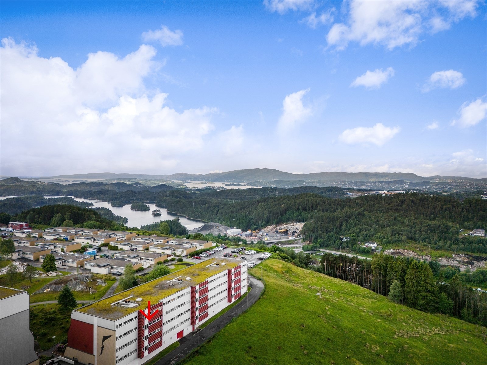 Nærhet til flere turstier opp til Lyderhorn som kan by en fantastisk utsikt over store deler av Bergen og omegn. Galleribilde