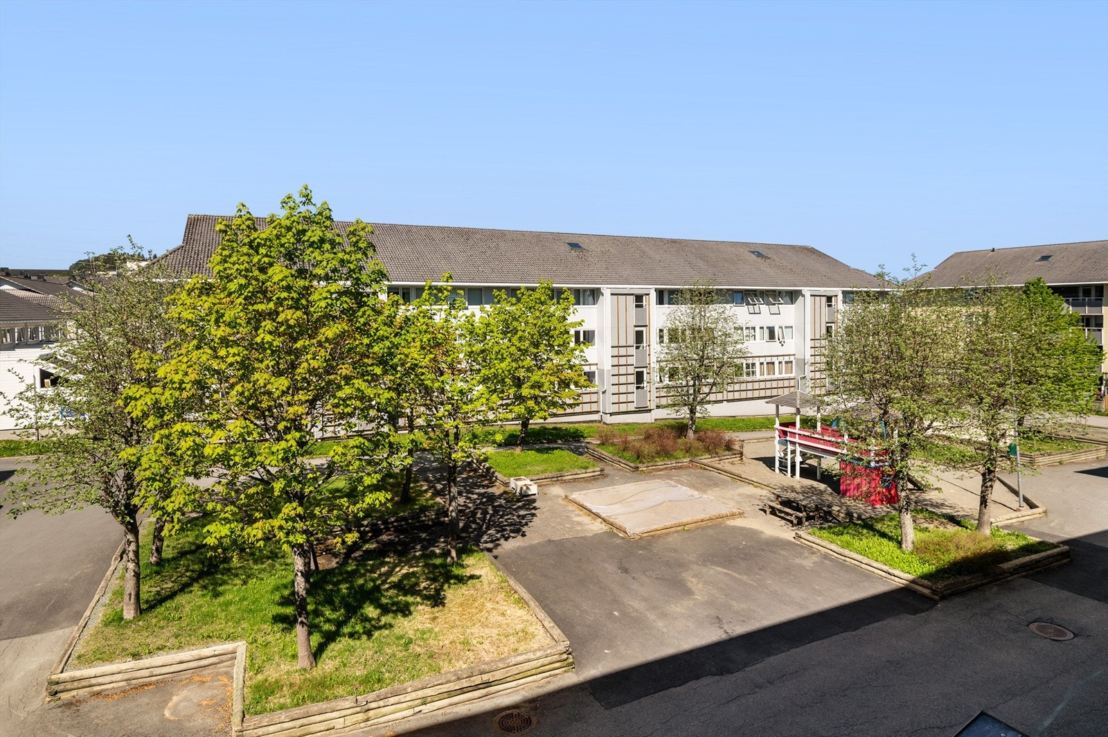 I tillegg til den naturskjønne beliggenheten, finner du et bredt utvalg av praktiske fasiliteter i nærområdet. Barnehager, skoler, dagligvarebutikker og idrettsanlegg er alle innen gangavstand, noe som gjør hverdagen enklere og mer praktisk. Galleribilde