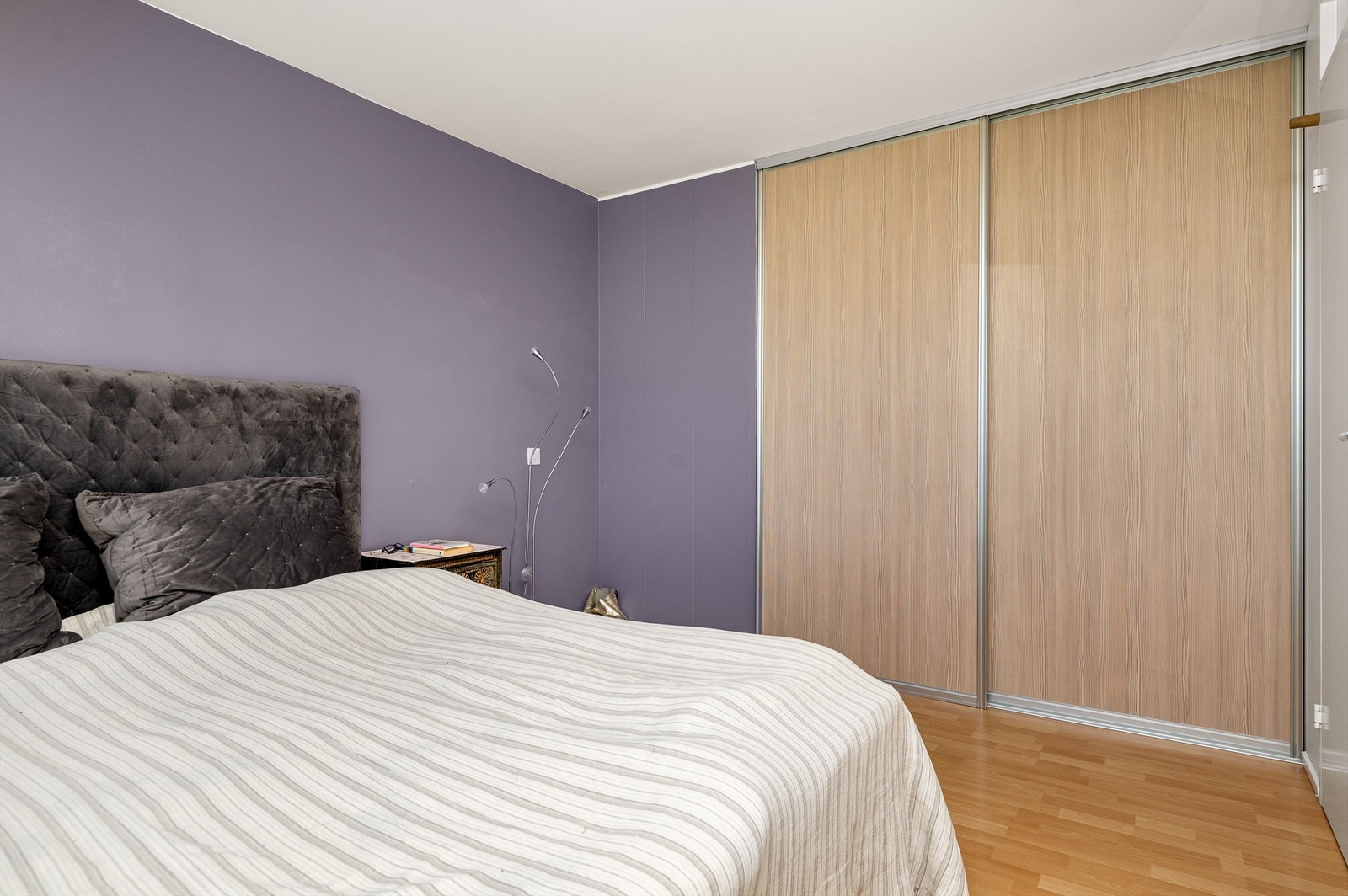 Praktisk plassbygd garderobeskap med gode lagringsmuligheter. Galleribilde