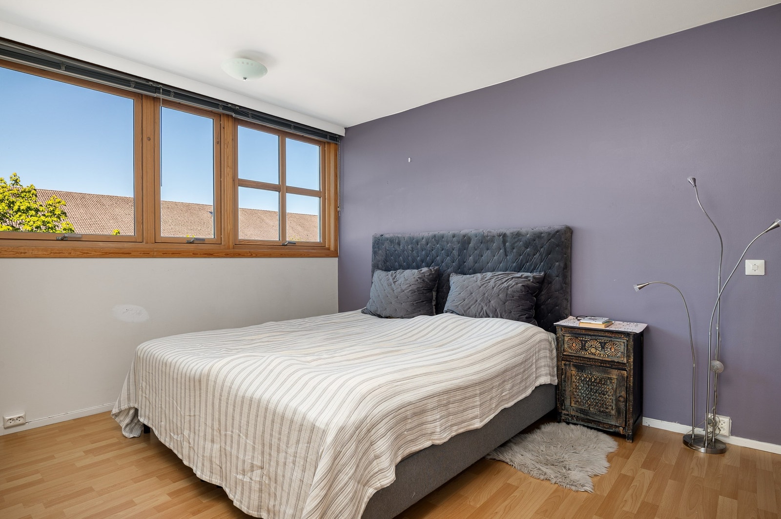 Romslig soverom på 12 kvm med god plass til ønsket soveromsmøblement. Galleribilde