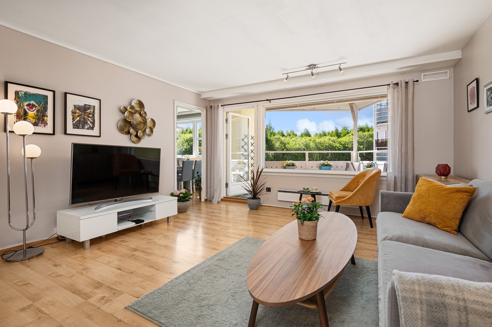 Leiligheten er gjennomgående lys og luftig med utstrakte vindusflater som sikrer rikelig med naturlig dagslys. Galleribilde