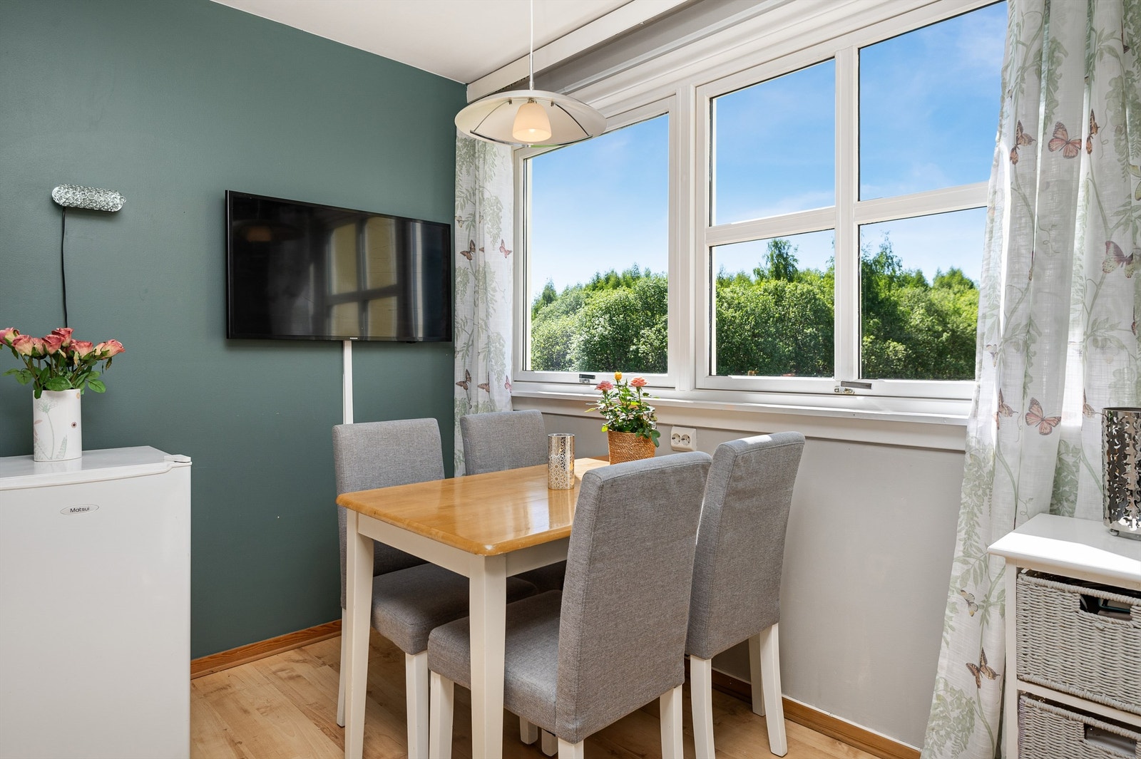 Kjøkkenet måler romslige 12 kvm og har god plass til sittegruppe. Galleribilde