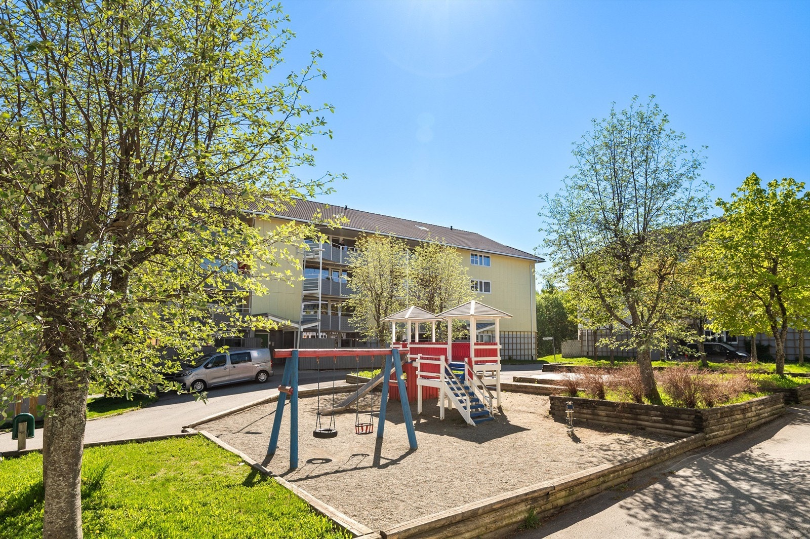 Når det gjelder dagligvarehandel, er både Coop Extra Flatåsen og Rema 1000 Flatåsen kun en kort spasertur unna. For ytterligere servicefasiliteter og shoppingmuligheter, er det en rask åtte minutters kjøretur til City Syd, med et mangfold av butikker. Galleribilde