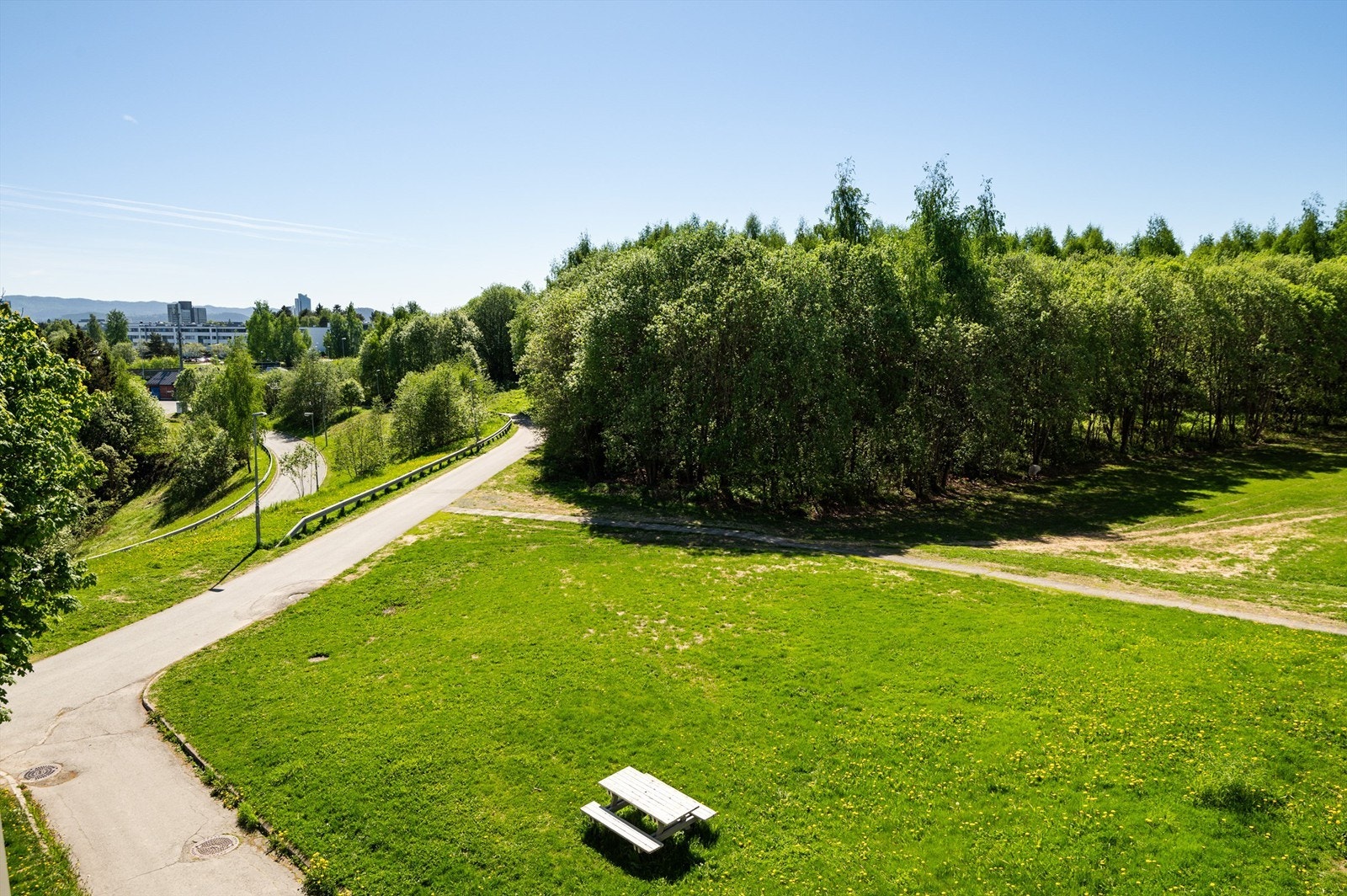 For de turglade har område har utallige muligheter til trening i skog og mark, enten til fots eller på ski. Bymarka ligger bare en kort avstand unna og tilbyr vakre naturopplevelser året rundt. Galleribilde