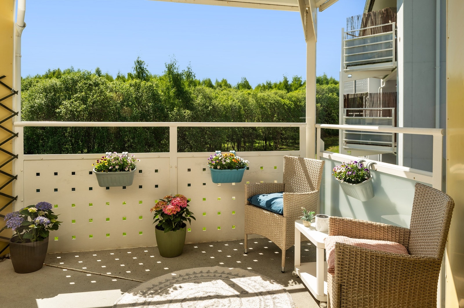 Fra stuen har man direkte utgang til en sørvestvendt balkong med gode solforhold. Galleribilde