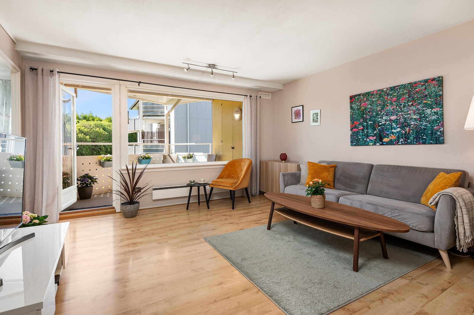 Stuearealet måler romslige 21 kvm og har god plass til ønsket sofamøblement. Galleribilde