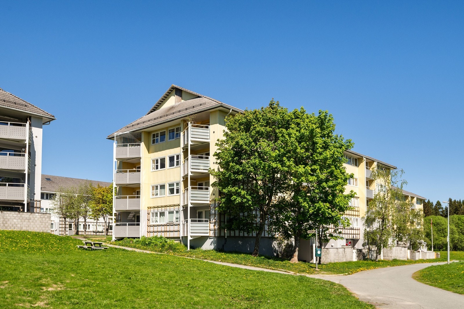 Velkommen til Nedre Flatåsveg 27B - og denne fine 2-roms andelsleiligheten beliggende i et rolig og barnevennlig område på Flatåsen! Galleribilde