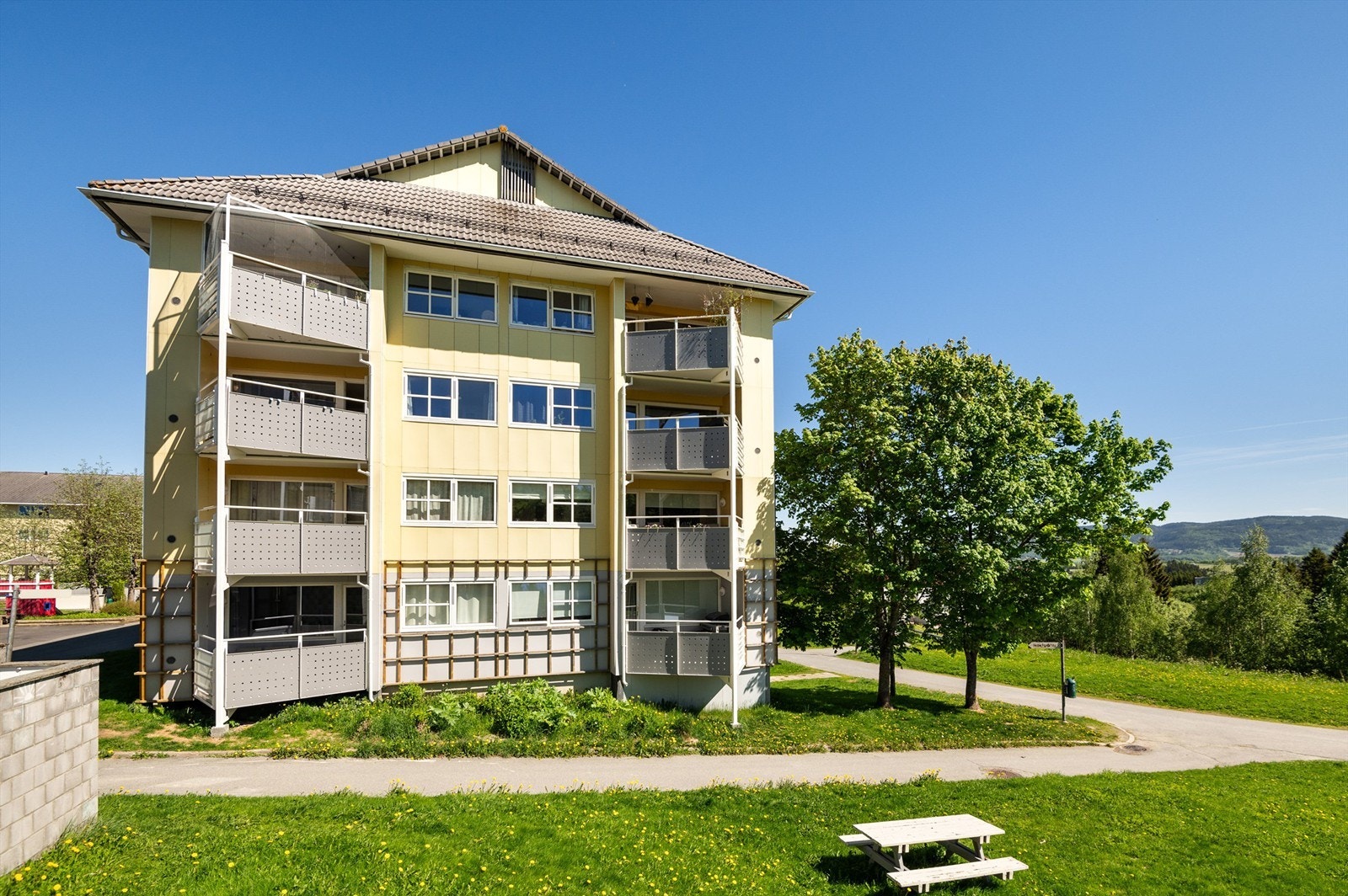 Eiendommen har en fin beliggenhet i et fredelig og familievennlig nabolag på Flatåsen, omgitt av store grøntområder. Dette gir deg flotte muligheter med enkel tilgang til skog og mark, perfekt for de som setter pris på friluftsliv og turer. Galleribilde