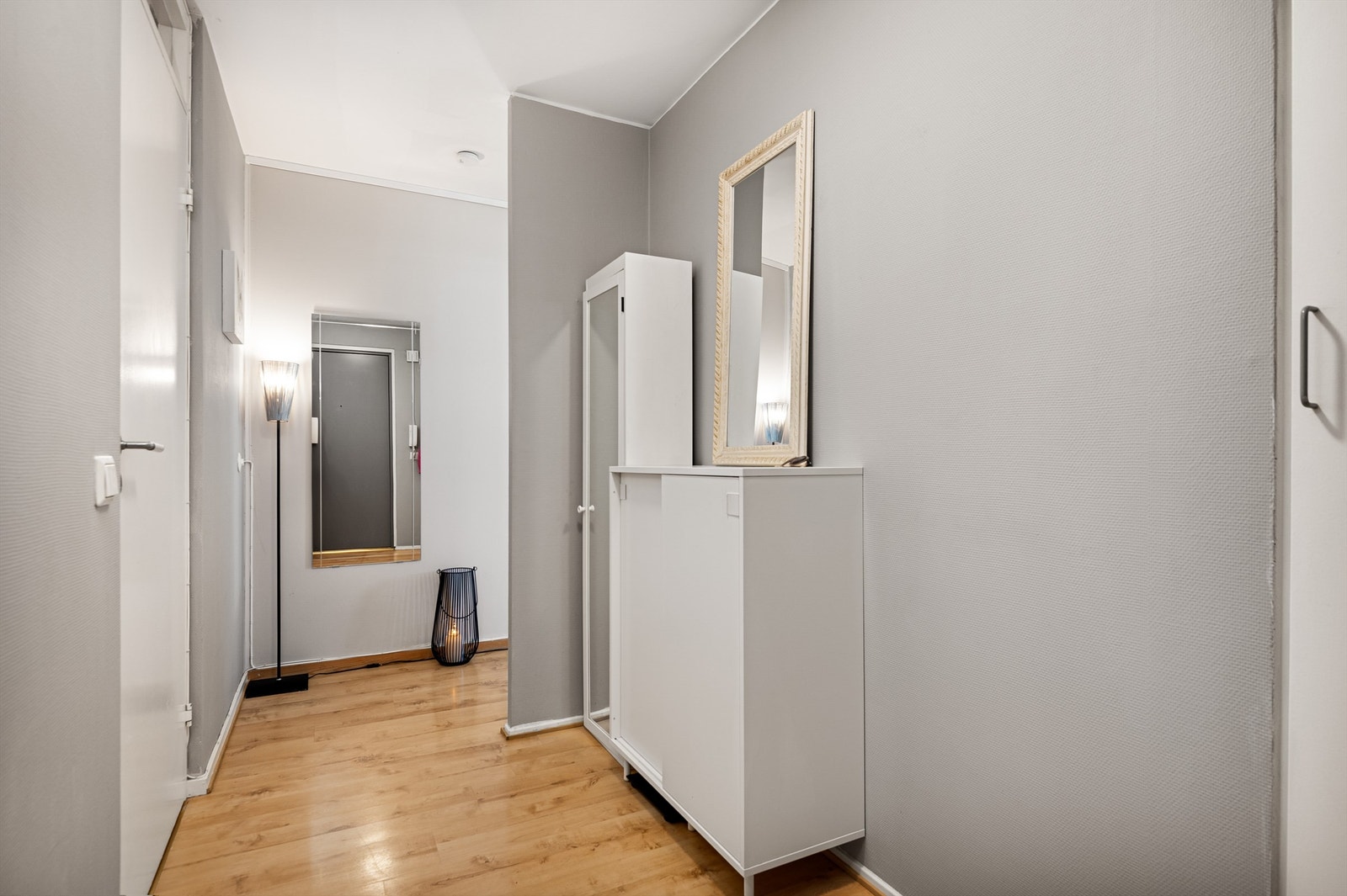 Romslig entré med god plass til oppbevaring av yttertøy og sko. Leiligheten disponerer også to boder i kjelleren samt en bod i yttergangen. Galleribilde