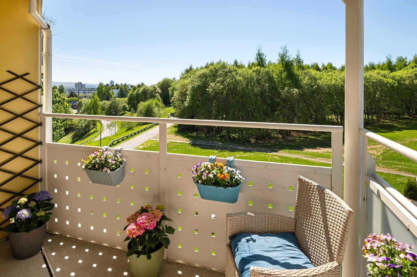 Det er etablert en praktisk bod på balkongen med gode oppbevaringsmuligheter. Balkongen vil på sommerstid oppleves som en fin forlengelse av stuen. Galleribilde