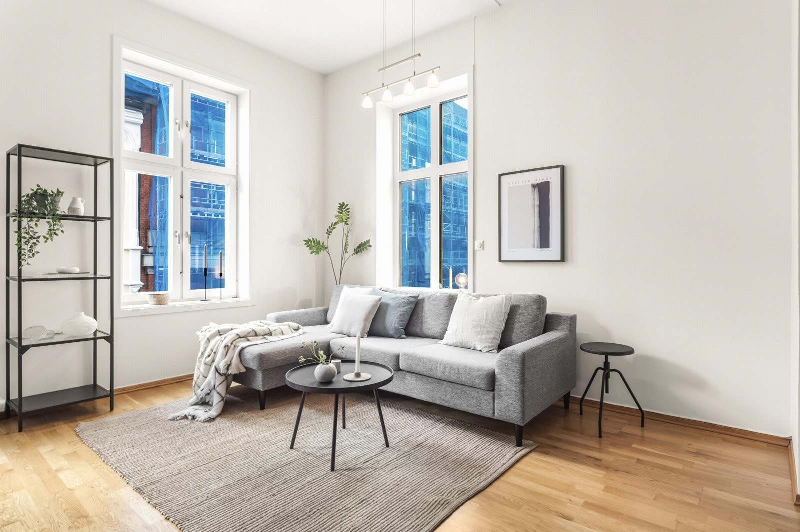 Leiligheten har store vindusflater med dype karmer. Galleribilde
