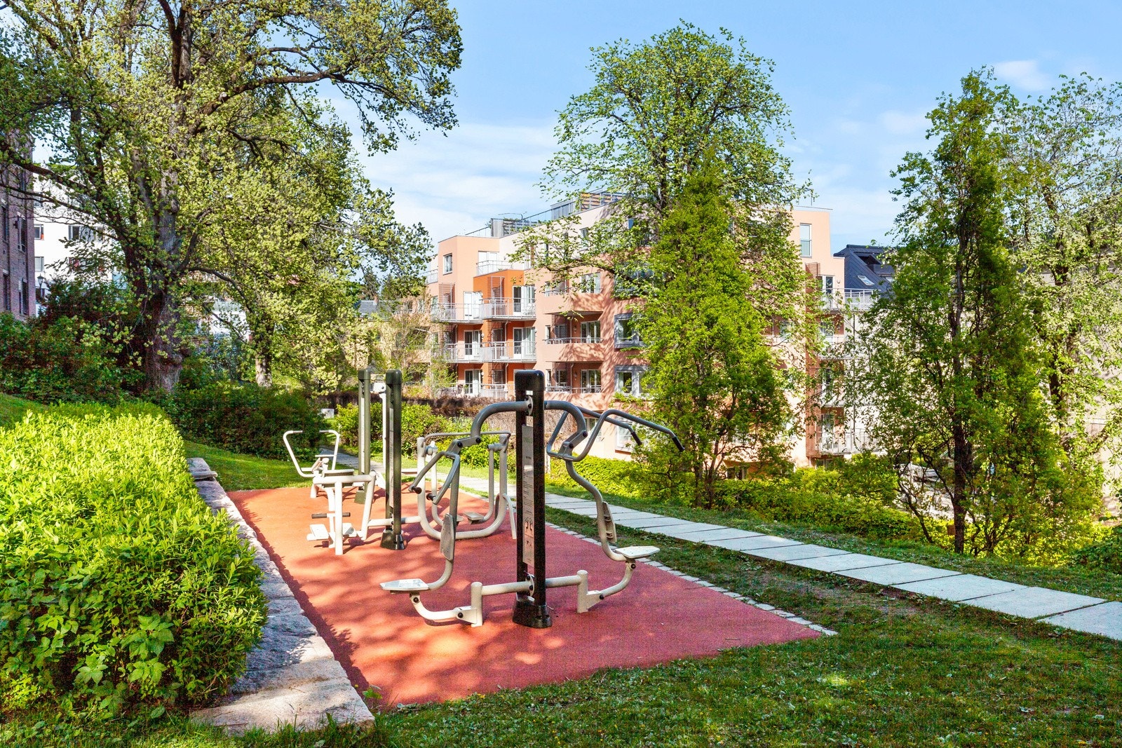 Området er pent opparbeidet med beplantning og treningsanlegg. Galleribilde