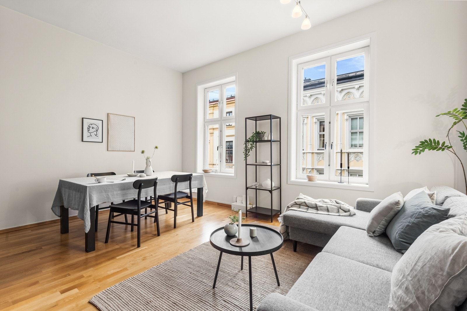 God plass til sofagruppe med tilhørende møblement og plass til spisebordsgruppe. Galleribilde
