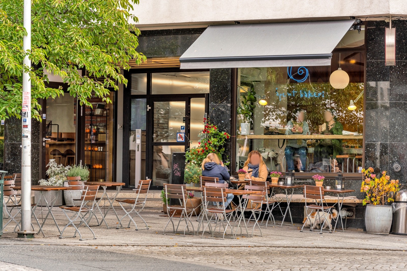 Det er flere nærliggende kafeer og spisesteder i nabolaget. Galleribilde
