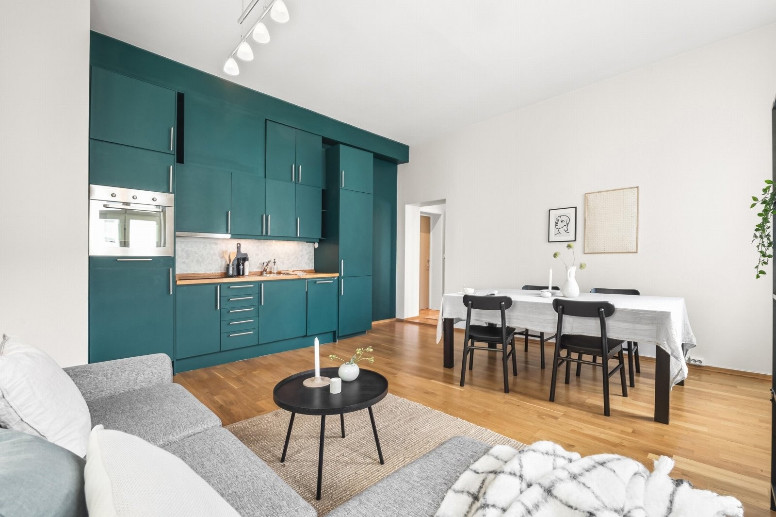 Kjøkkeninnredning med glatte fronter og heltre benkeplate. Galleribilde