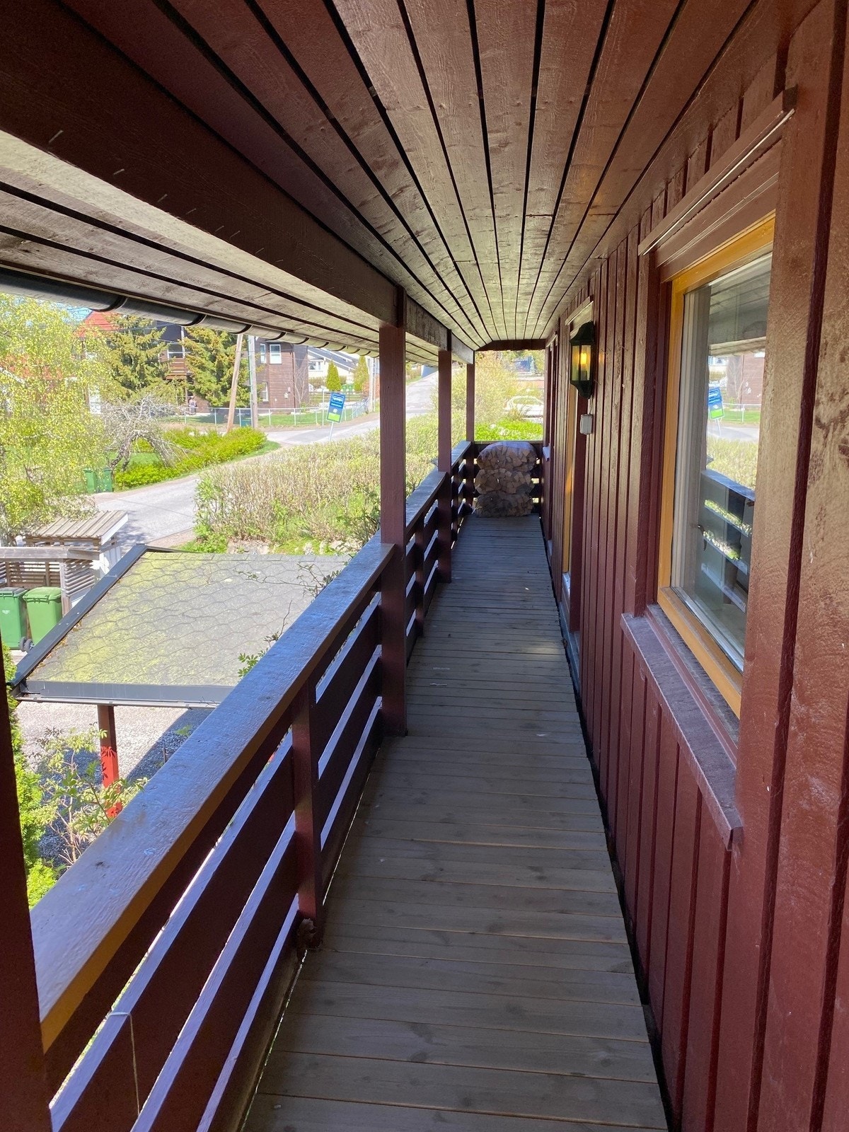 Balkong rundt store deler av leiligheten, slik at man kan følge solen. Galleribilde