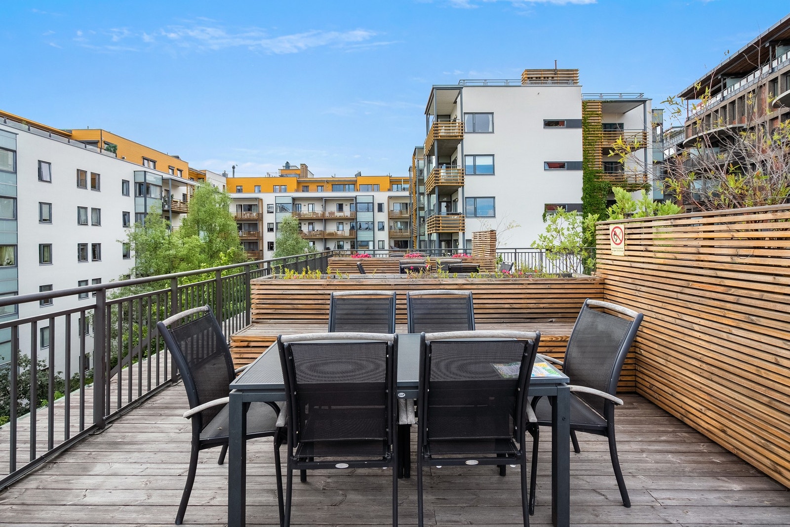 Takterrassen er praktisk møblert i flere soner, med både sitte- og spisegrupper. Galleribilde