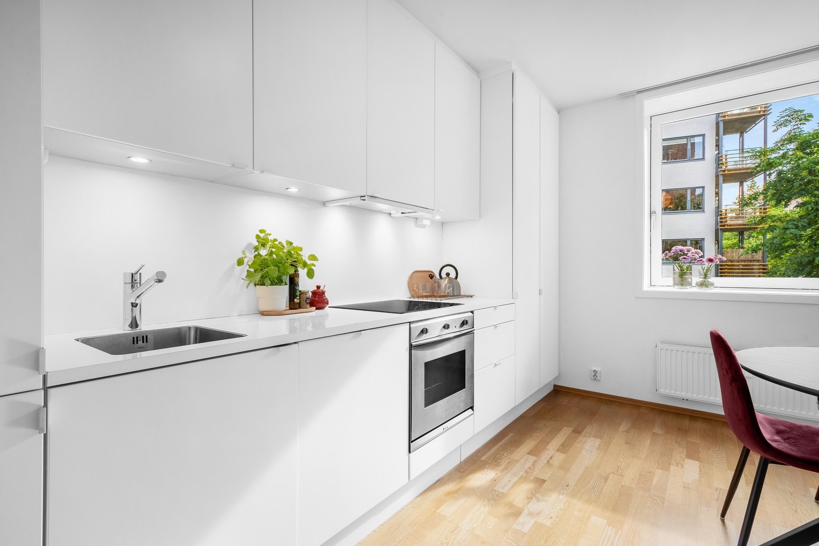 Leiligheten har et lyst og trivelig interiør, og fin plass til spisebord i forbindelse med kjøkkenet. Galleribilde