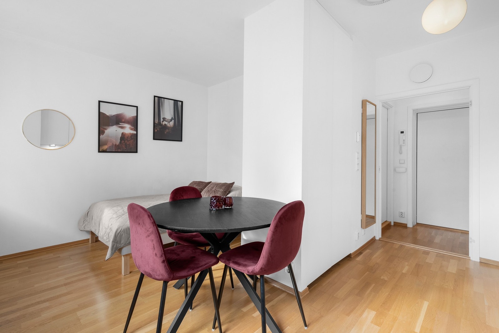 Velkommen! Trivelig, praktisk og svært arealeffektiv innredet 1-roms, attraktivt beliggende på St. Hanshaugen. Galleribilde