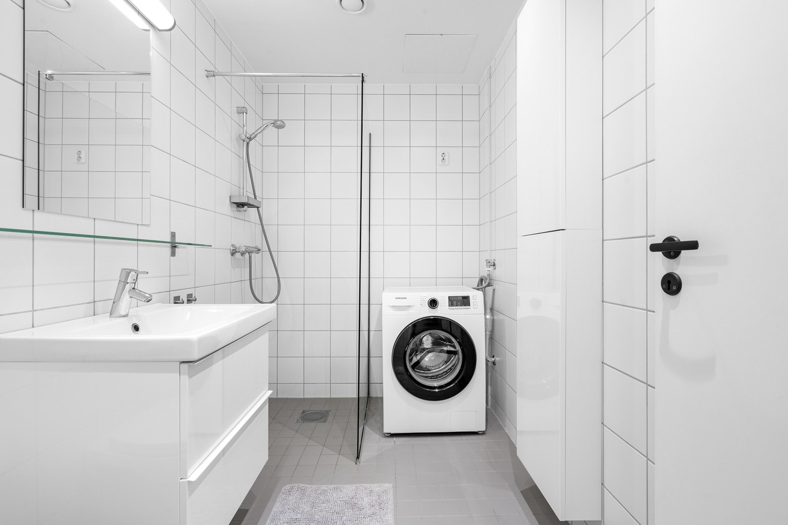 Badet har opplegg til vaskemaskin og tørketrommel. Galleribilde