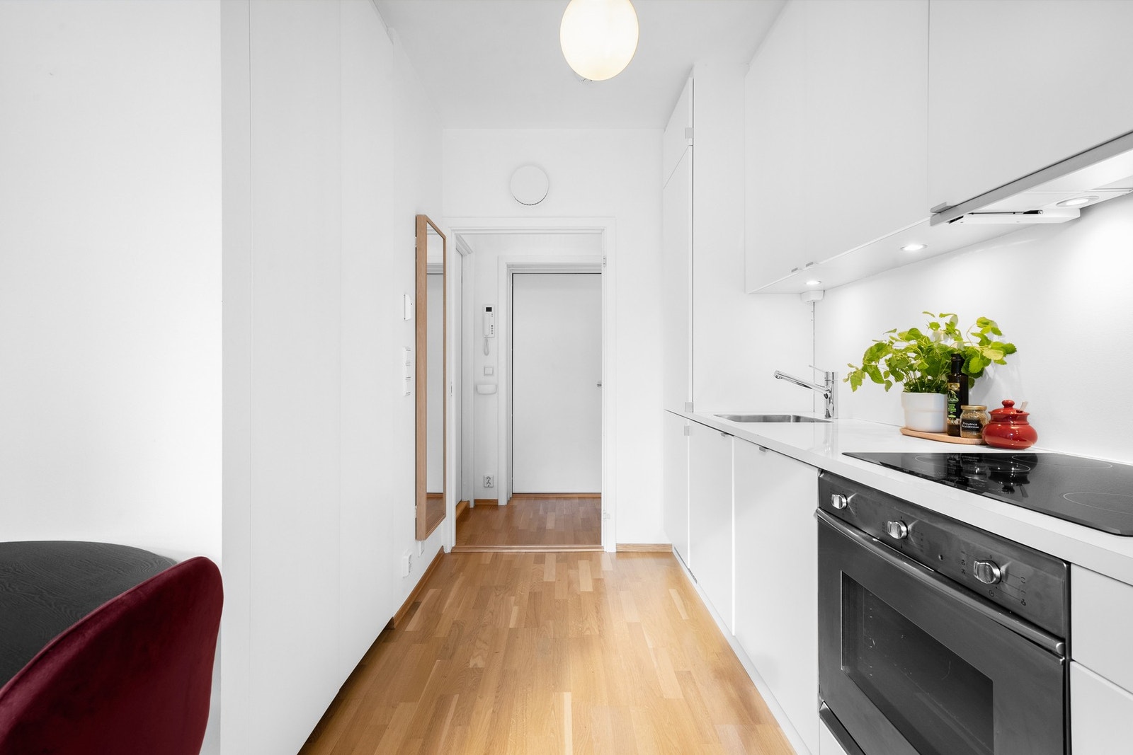 Kjøkkenet er utstyrt med integrert stekeovn, platetopp, oppvaskmaskin, ventilator og kjøl/frys. Galleribilde