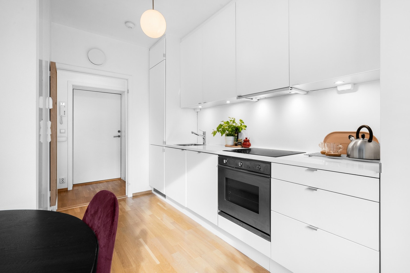 Kjøkkenet har en klassisk og delikat innredning med slette fronter, underlimt vask og benkeplate med god arbeidsflate. Galleribilde