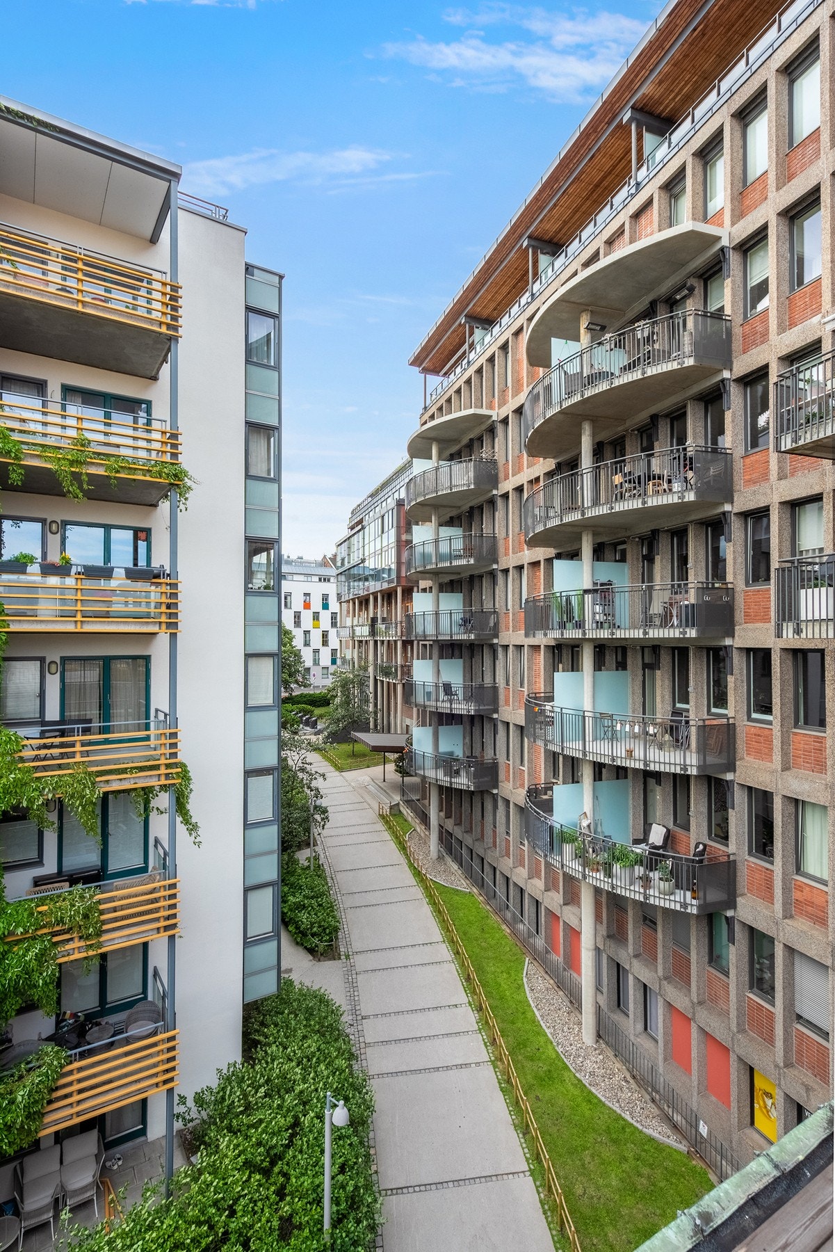 Leiligheten ligger i et sentralt og meget ettertraktet boligområde på St. Hanshaugen, med busstopp rett utenfor døren og gangavstand til flere bydeler. Galleribilde