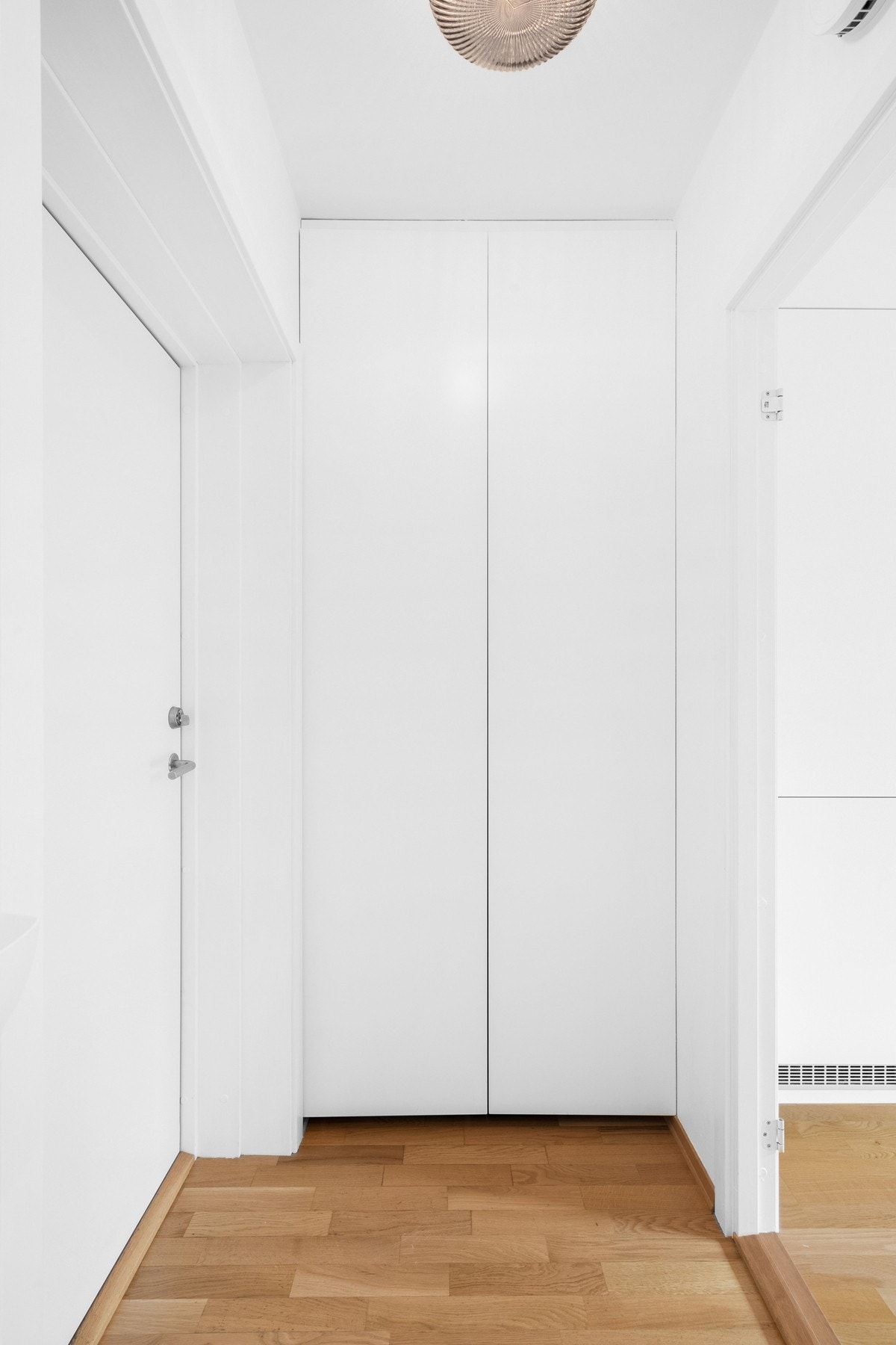 Her er det rikelig med lagringsplass, flere smarte oppbevaringsløsninger. Galleribilde