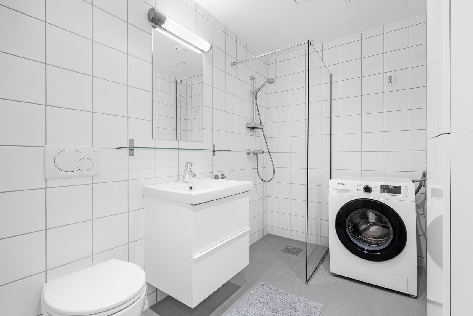 Badet er romslig, med lyse, flislagte overflater og varme i gulvet. Galleribilde