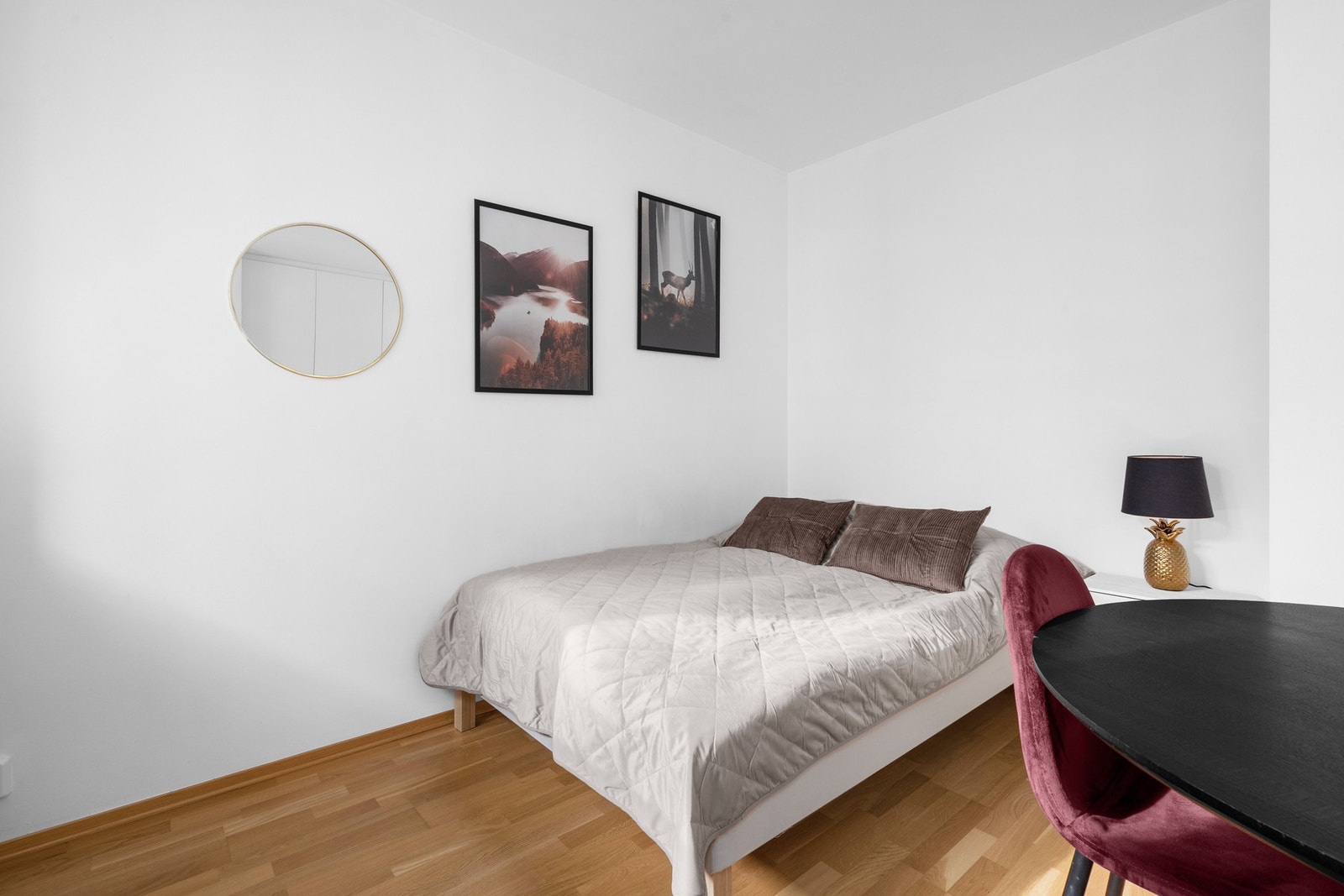 Overflatene er malt i stilrent hvitt. Her er det gode møbleringsmuligheter, med både sofa, seng og TV-bord. Galleribilde