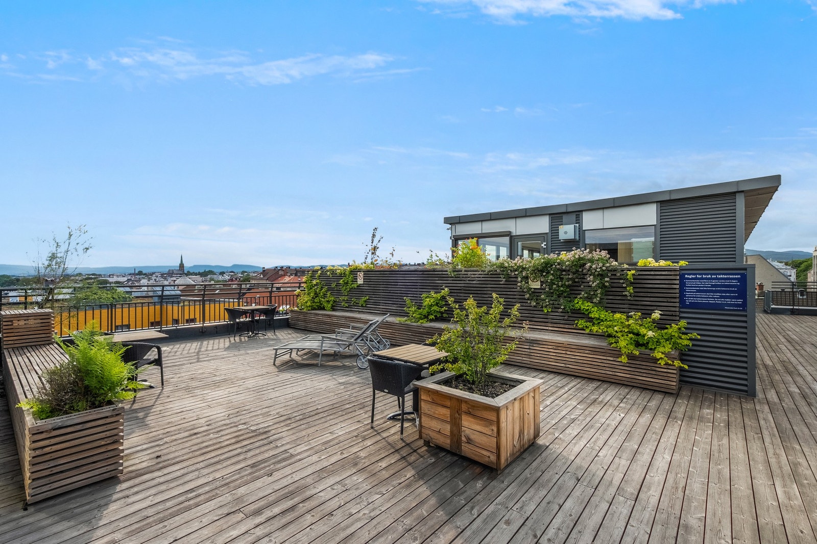 Stor, felles takterrasse med sittegrupper og muligheten til å nyte solen hele dagen. Det er heis fra leilighetsplan til takterrassen. Galleribilde