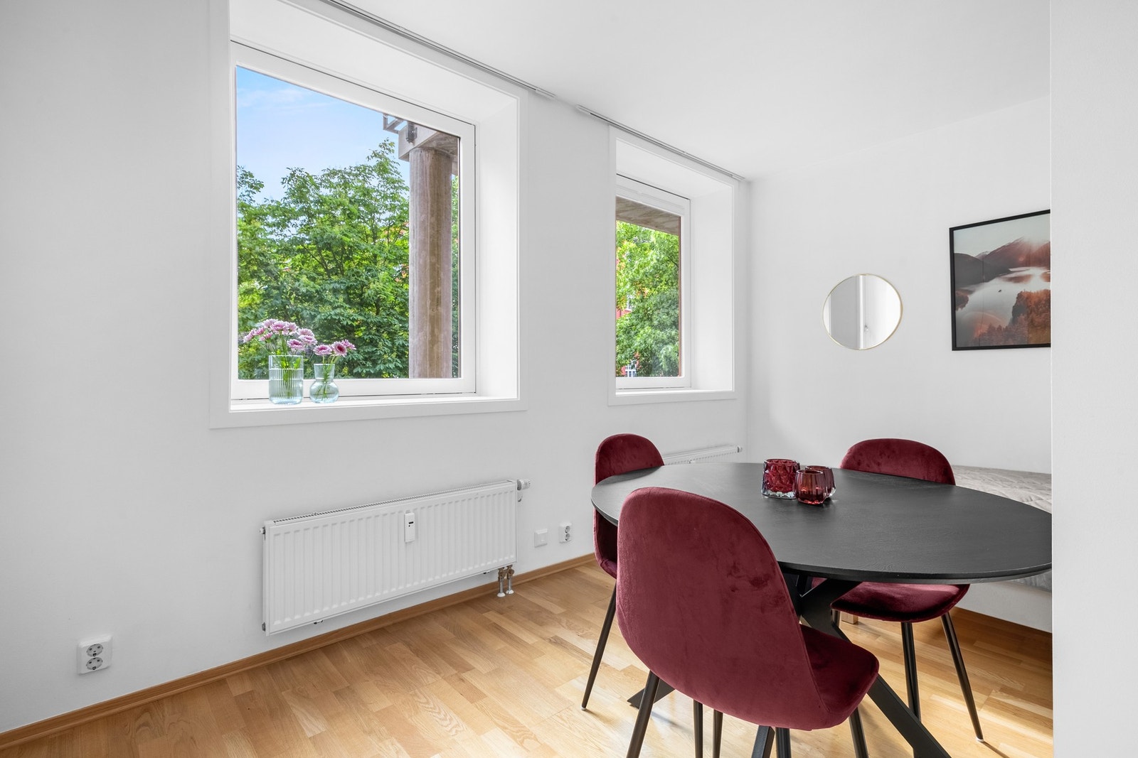 I stuen er det godt med vindusflater som sørger for fint med naturlig lys i leiligheten. Galleribilde