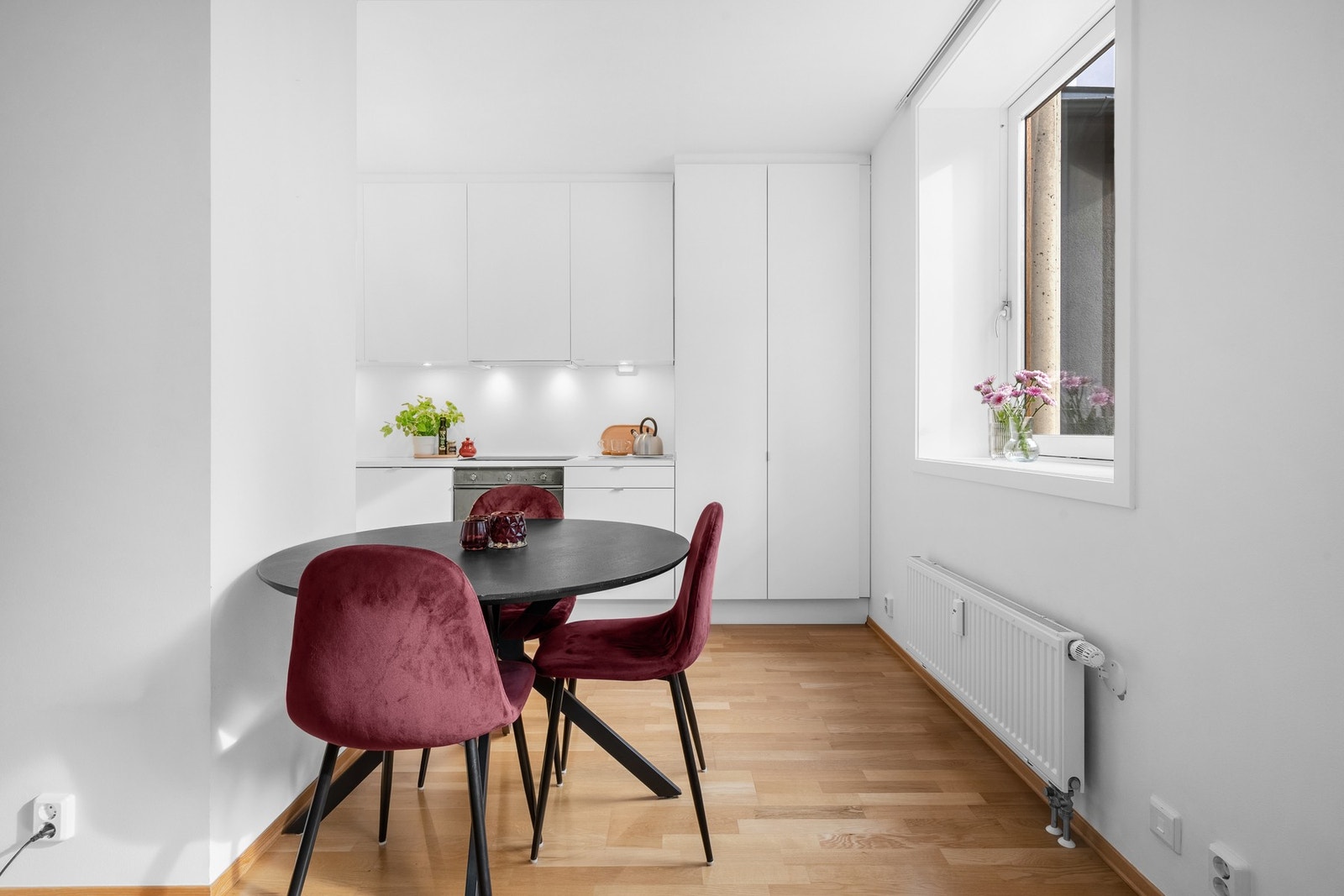 Leiligheten har oppvarming via radiatorer, som er akonto inkludert i felleskostnadene. Galleribilde