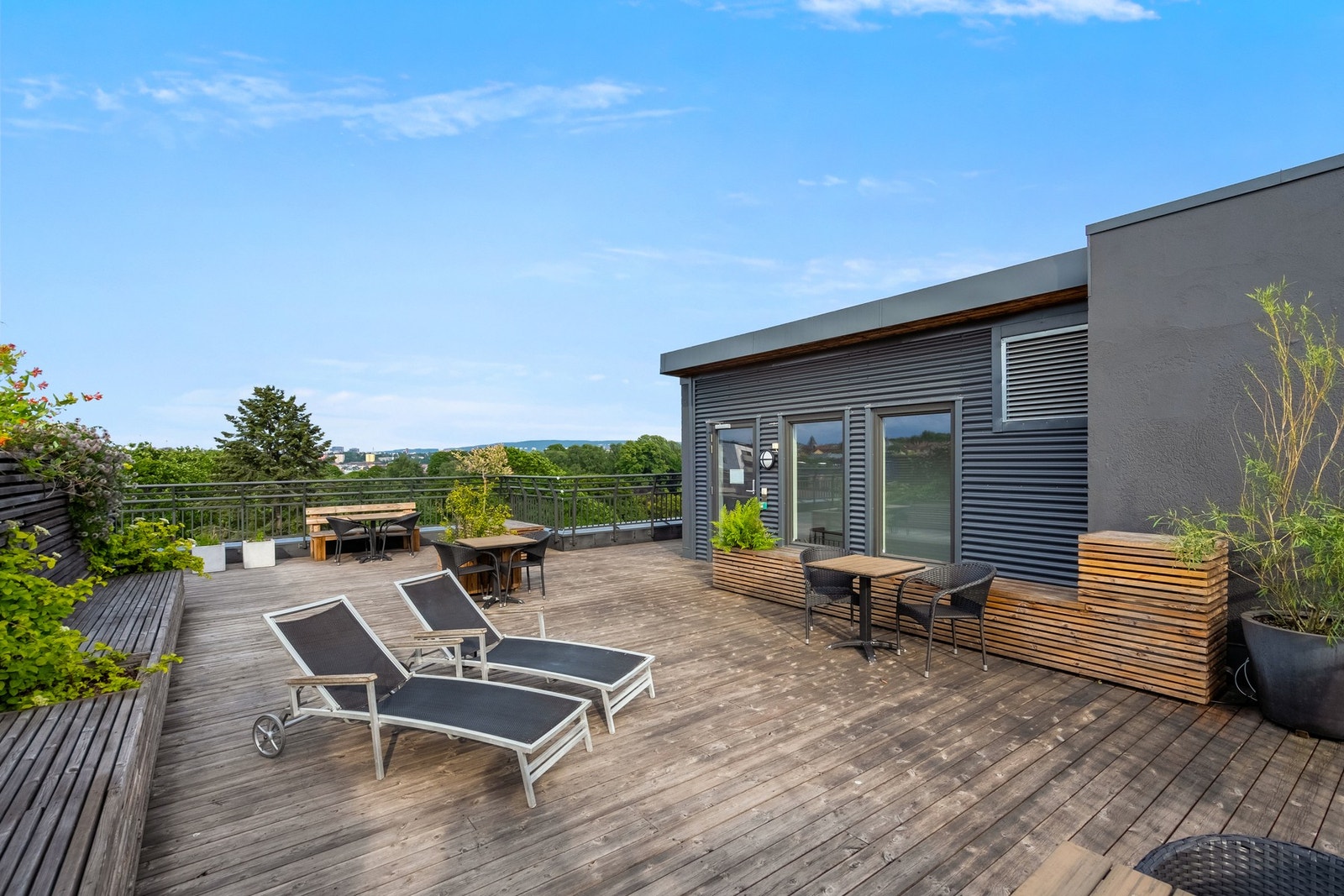 En av borettslagets flotte fellesområder og en stor takterrasse. Galleribilde