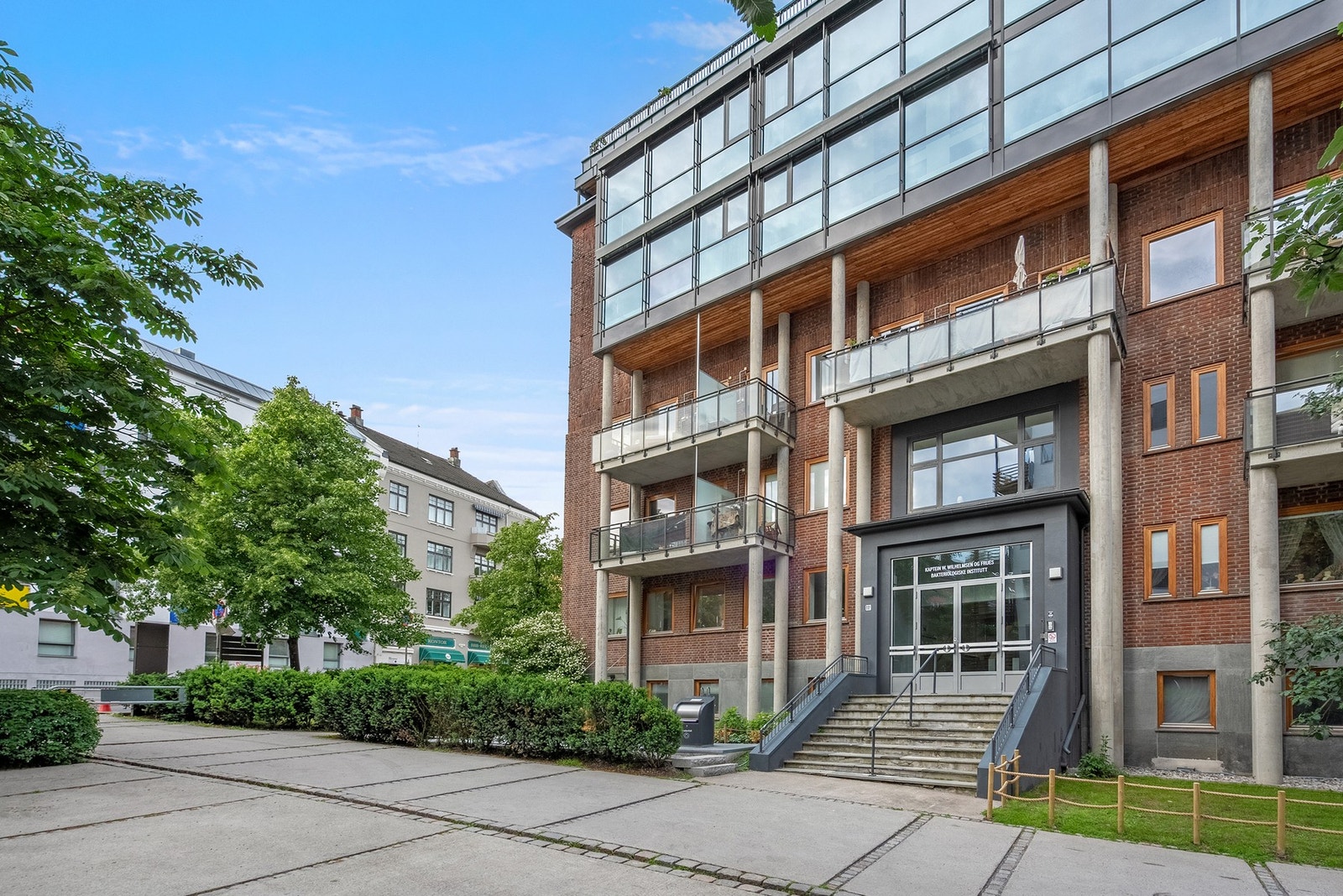 Leiligheten ligger rett ved siden av buss 37 retning Nydalen og Helsyr. Her er det også kort gåavstand til OsloMet. Galleribilde