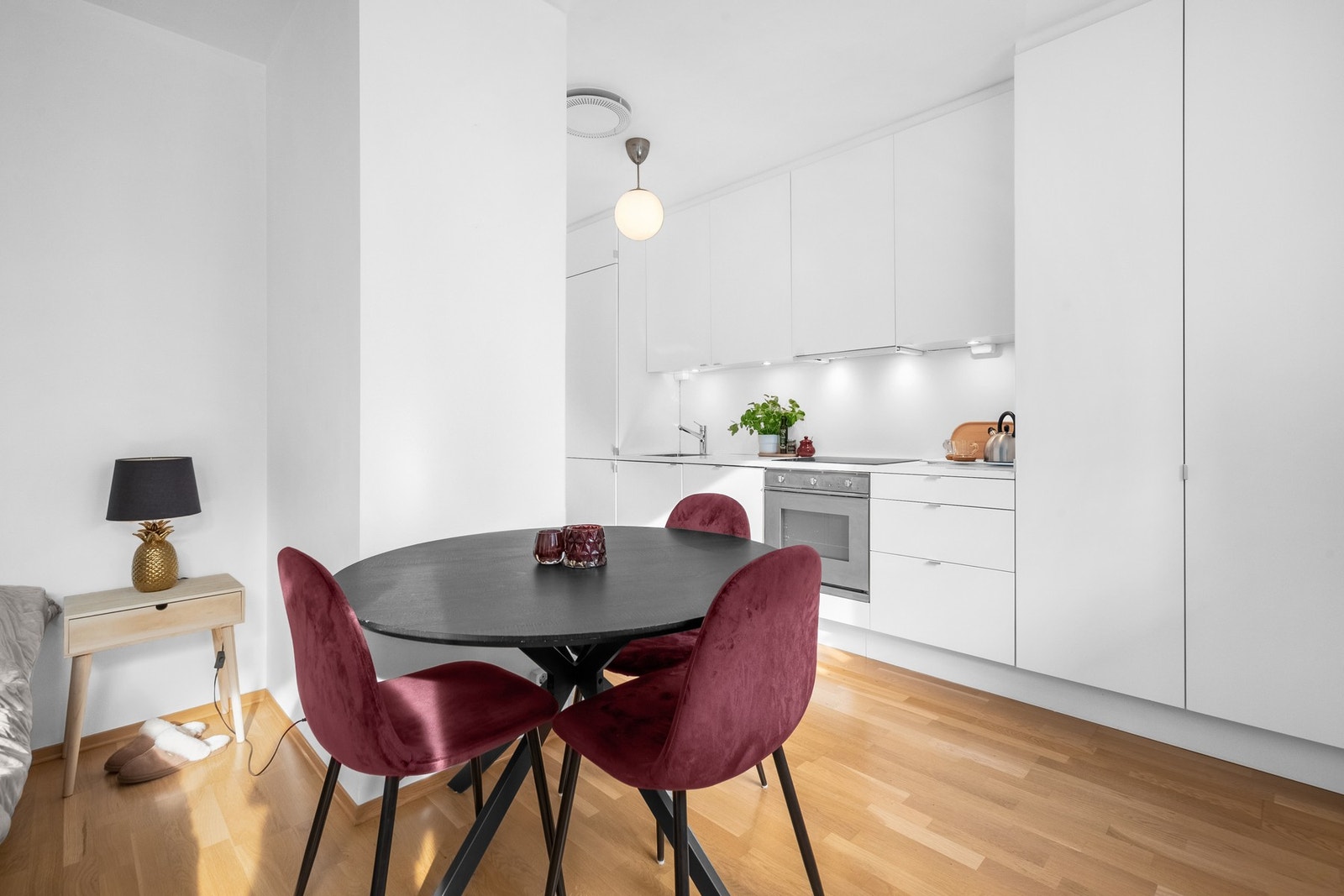 Stuen og kjøkkenet har en praktisk åpen løsning. Galleribilde