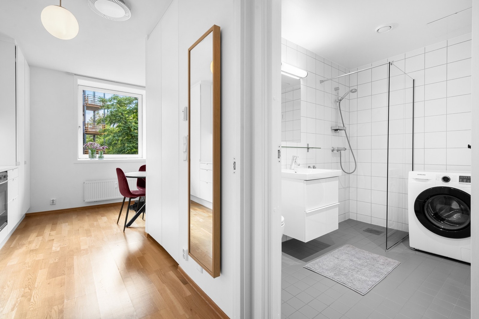 Fra kjøkken er det adkomst til stor og pent bad. Galleribilde