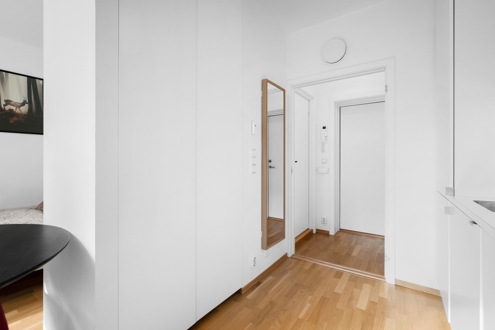 Ved kjøkkenet er det praktisk innredet med garderobeskap. Galleribilde