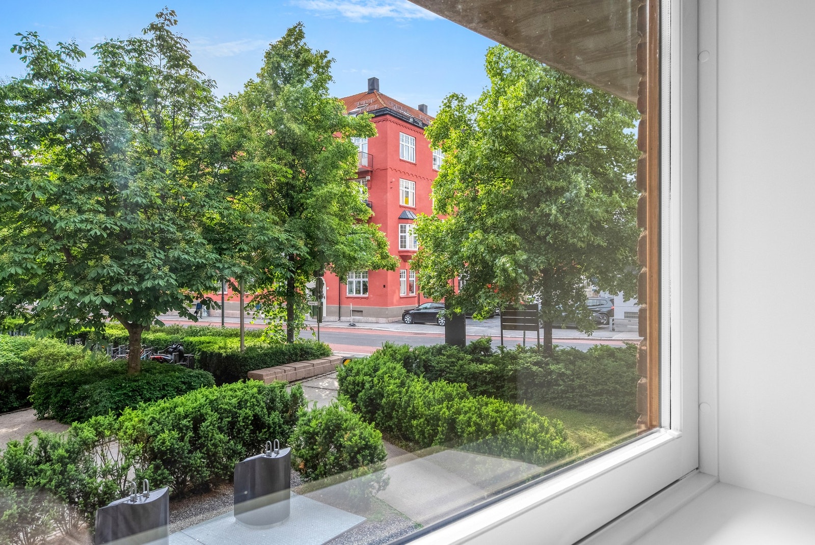 Fra stuen er det hyggelig utsikt over grønne fellesområder. Galleribilde