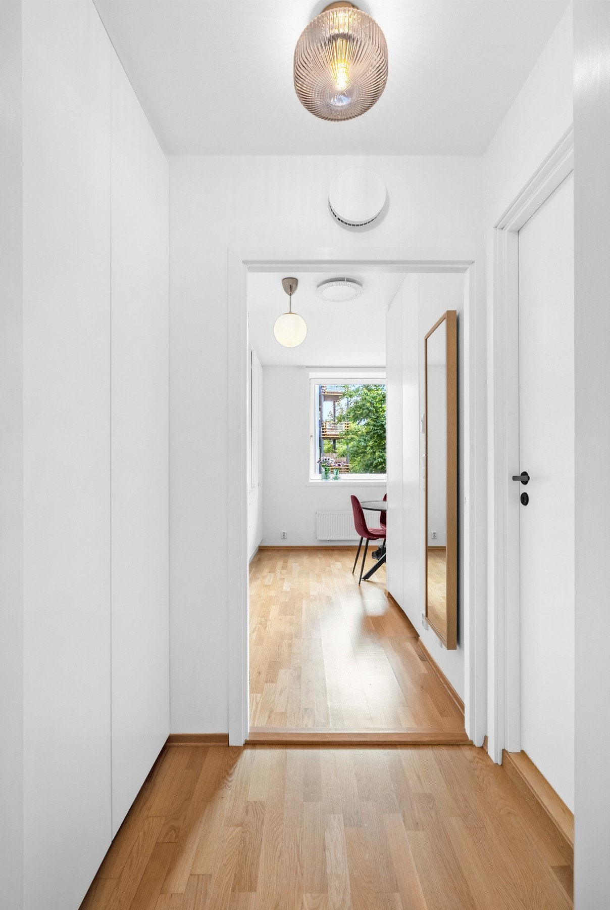 Velkommen inn! I entréen finnes praktiske garderobeskap. Galleribilde