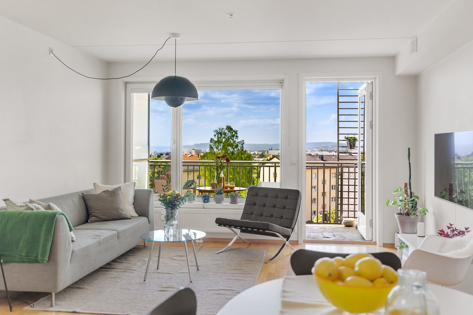 Stuen er det naturlige oppholdsrommet i leiligheten, og er et stort, lyst og fint rom. Galleribilde