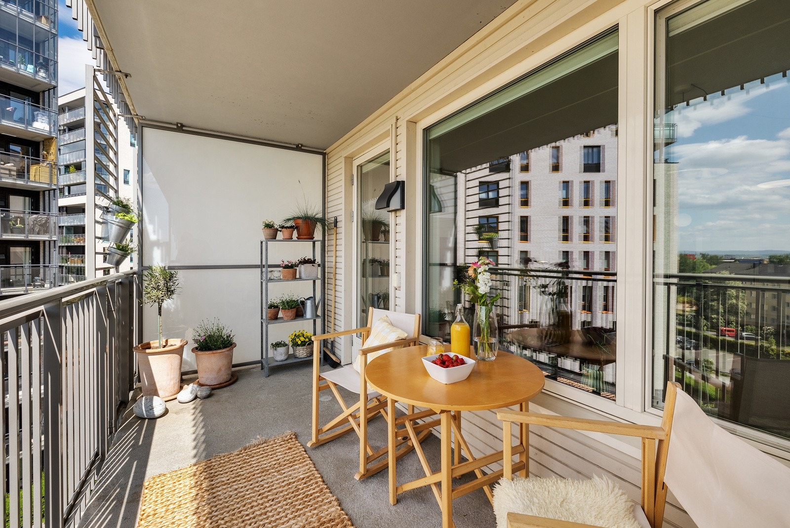 Beliggenheten i høyden og mot vest sørger for gode solforhold og nydelig utsikt utover byen. Galleribilde